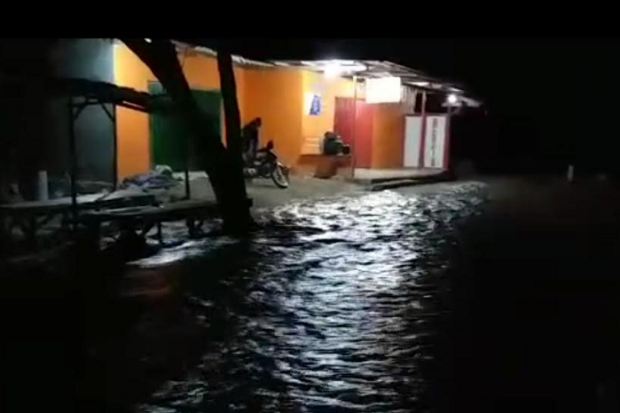 2 Rumah Hanyut saat...