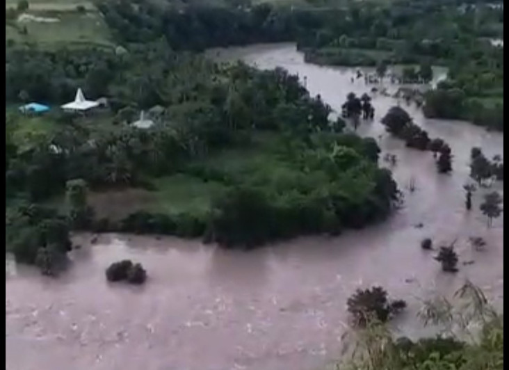 Banjir Hanyutkan Jembatan...