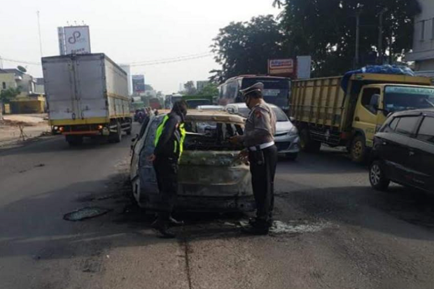 Minibus Terbakar Usai...