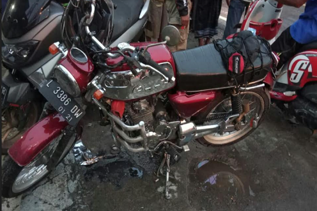Ditabrak Sedan dan Truk,...