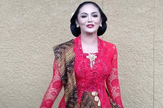 Ibu Kandung Aurel Hadiri...