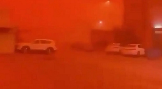 Badai Pasir Hebat Menerjang...