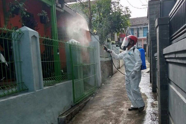 44 Warga Satu Kelurahan...