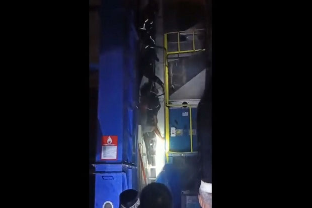 Pekerja Terjebak Kobaran...