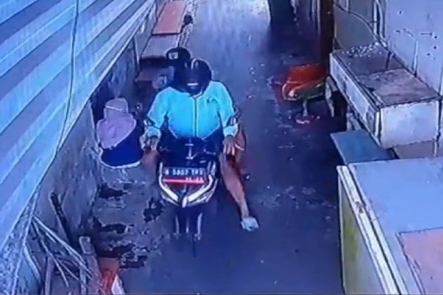 Lagi Main HP di Gang...