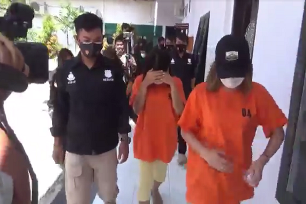 2 Wanita Cantik Tega...