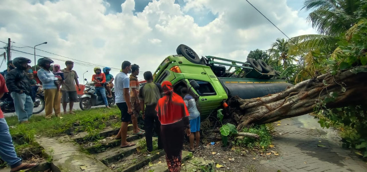 Warga Geger, Tiba-tiba...