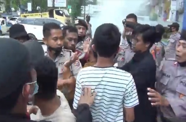 Unjuk Rasa Ricuh, Massa...