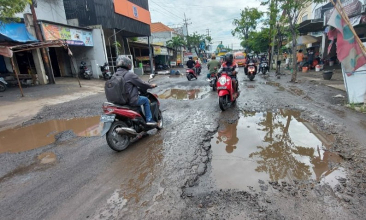 Banyak Jalan Rusak di...