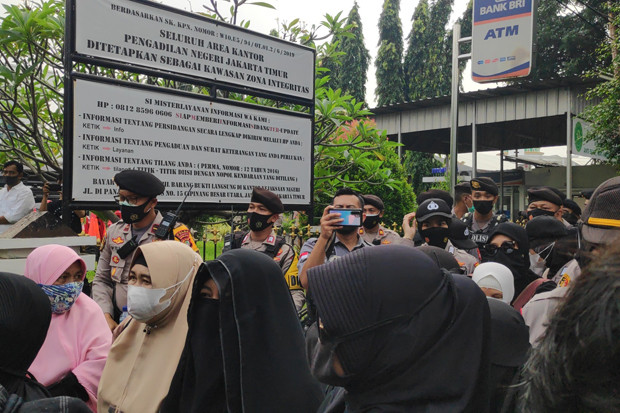 Sidang Perdana Dimulai,...