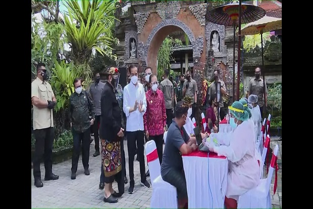Tinjau Vaksinasi, Jokowi:...