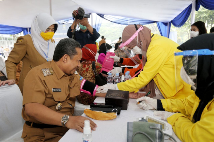 Vaksinasi Pejabat Publik...