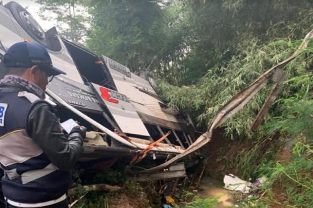 Bus Maut Terjun ke Jurang...