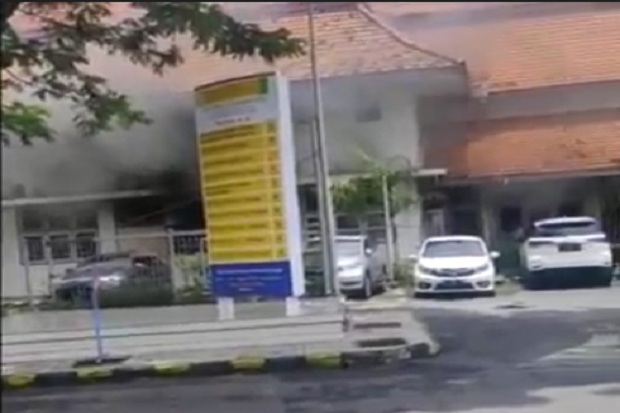Asap Tebal Datang dari...