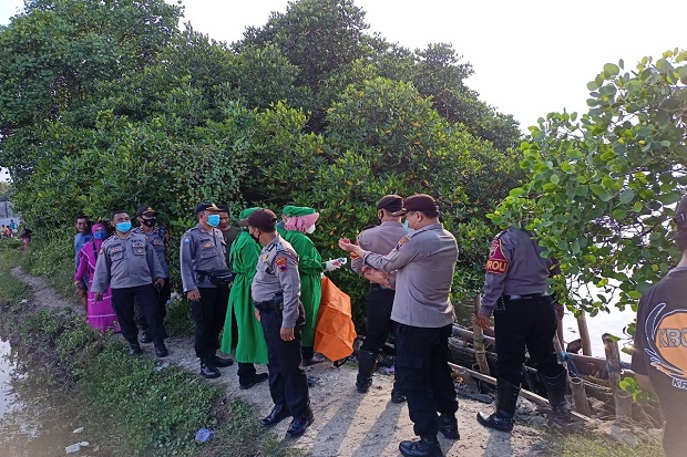 Mancing Ikan di Pinggir...