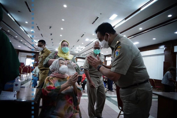 Anies Ajak Lansia di...