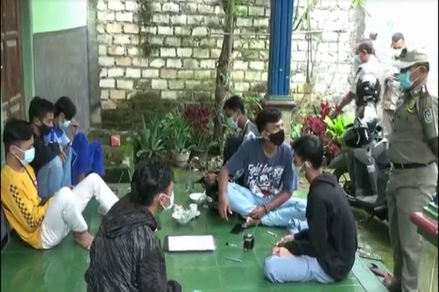 Viral Video Pemuda Cium...