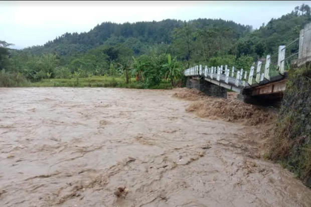 Diterjang Banjir, Jembatan...