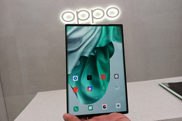 Hands-On Ponsel Layar...