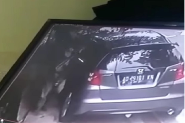 Bandit Pecah Kaca Mobil...