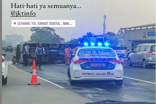 Minibus Terguling di...