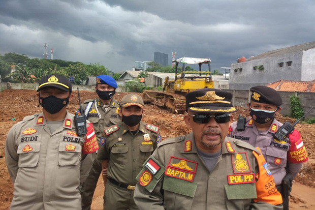 Satpol PP Lepas Segel...