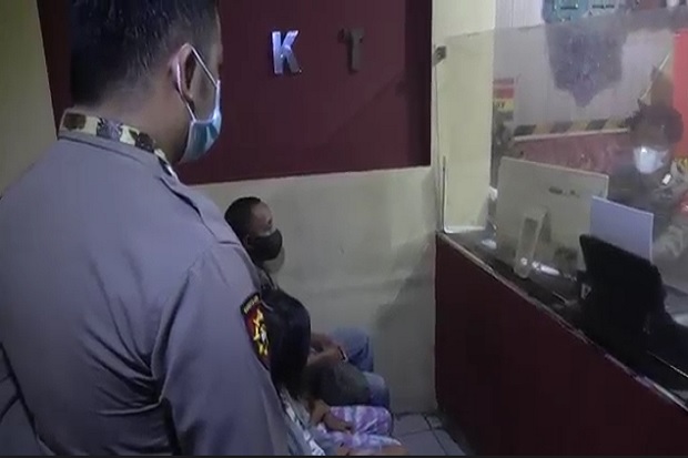 2 Bocah Bersama Orangtuanya...