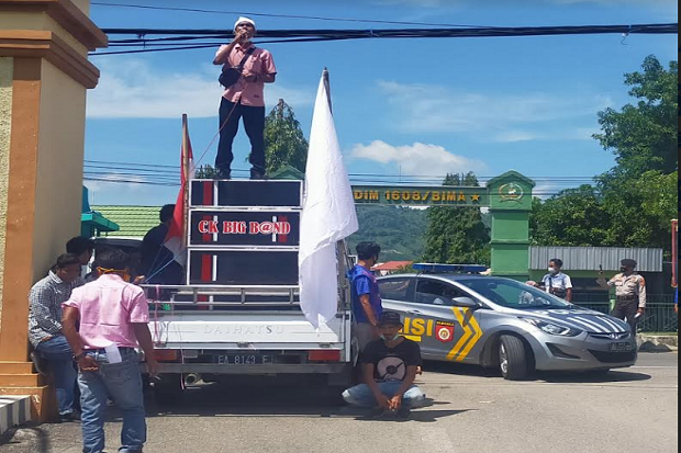 Unjuk Rasa di Mapolres...