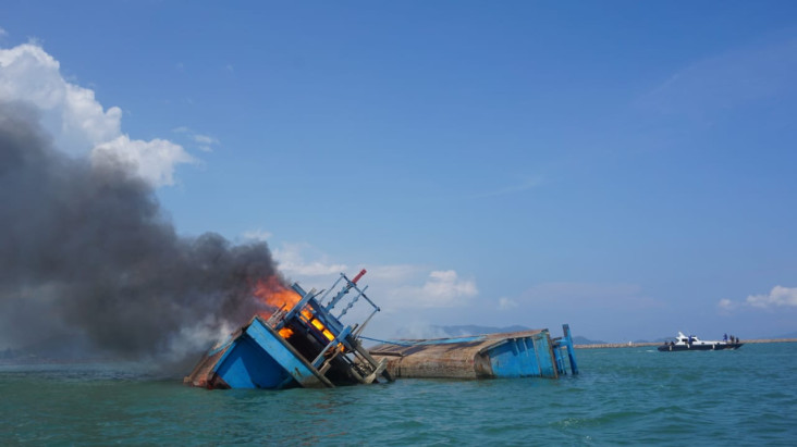 Nyolong Ikan di Laut...
