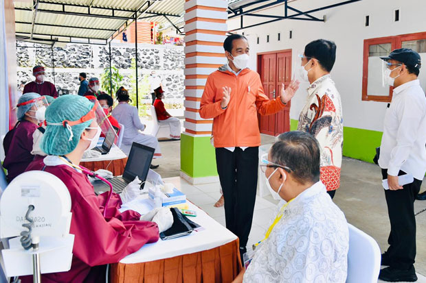 Tinjau Vaksinasi, Jokowi...