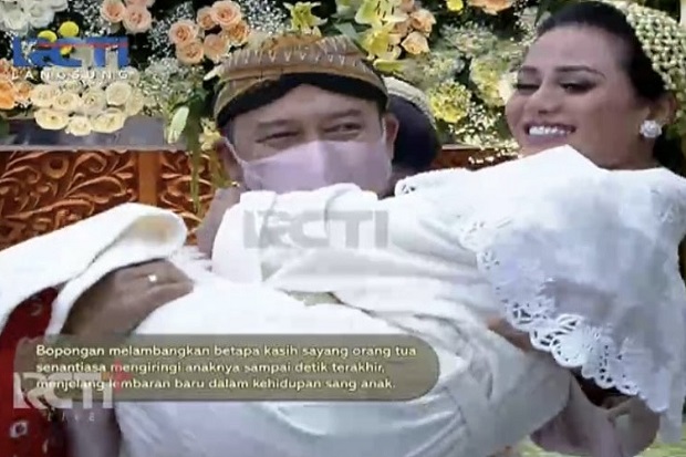 Anang Hermansyah Menggendong...