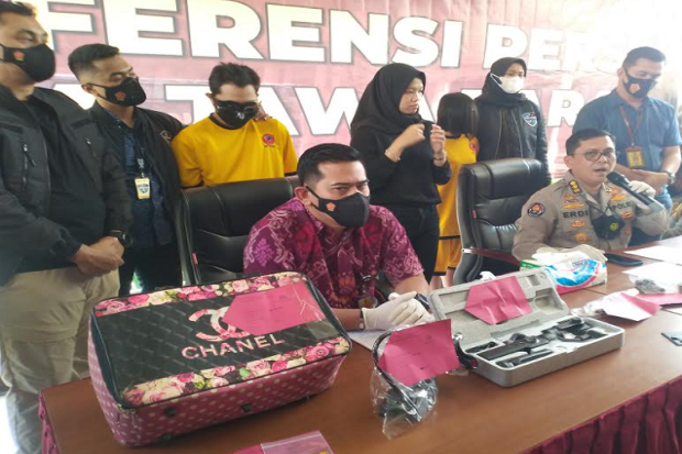 Pasangan Kekasih Pemeran...