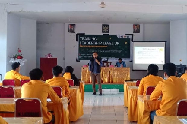 Mahasiswa UNM Menggelar...