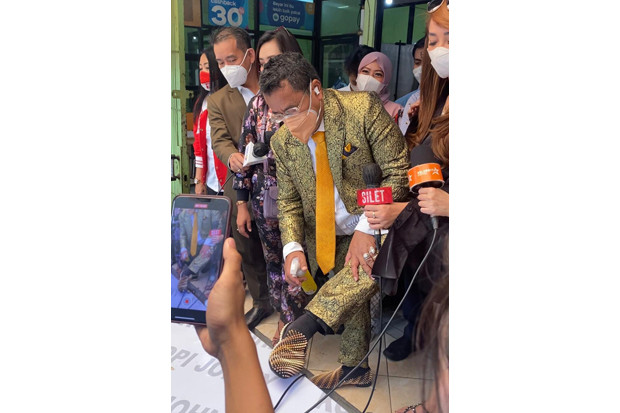 Pakai Sepatu Seharga...