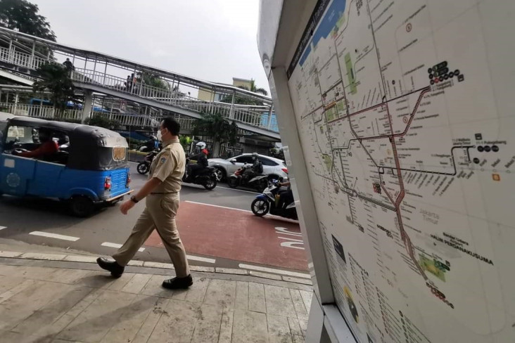Berjalan di Trotoar...