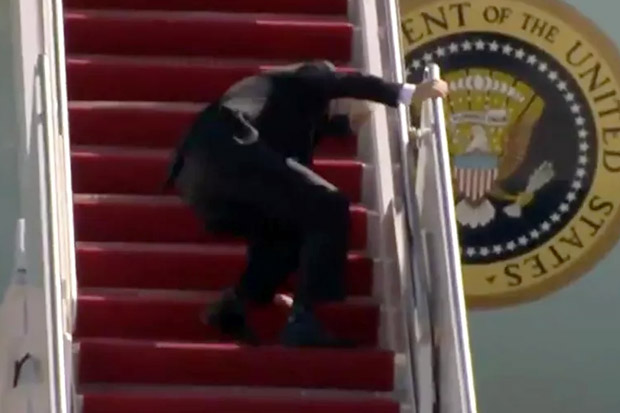 Video Joe Biden Tersandung...