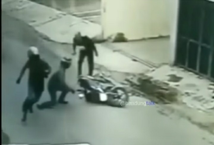 Viral Video Maling Tinggalkan...