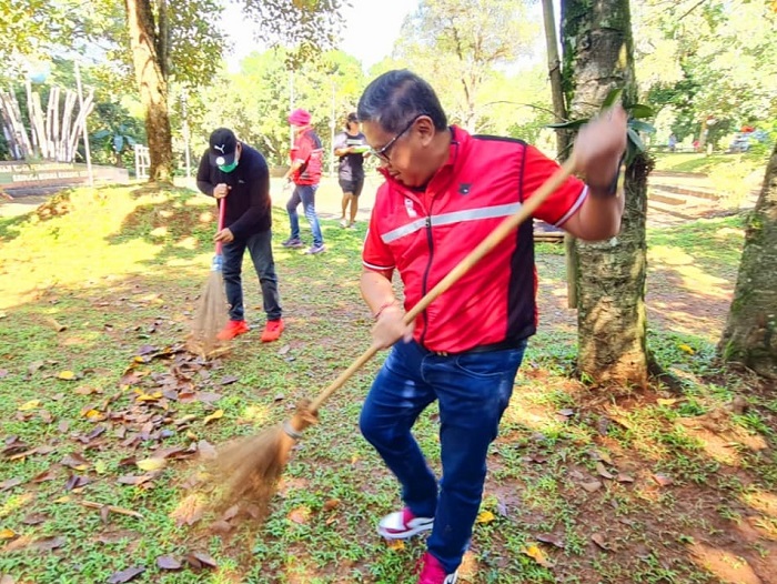 Berkelakar, Hasto Tantang...
