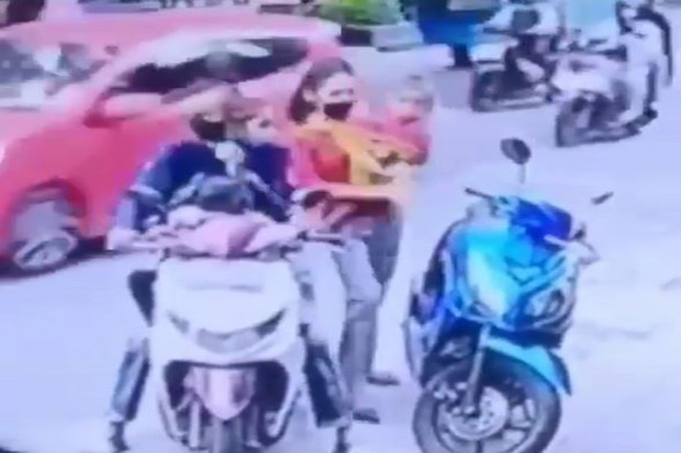 Perempuan Gendong Anak...