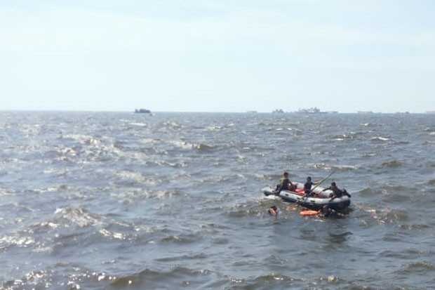 Kapal Tenggelam di Teluk...