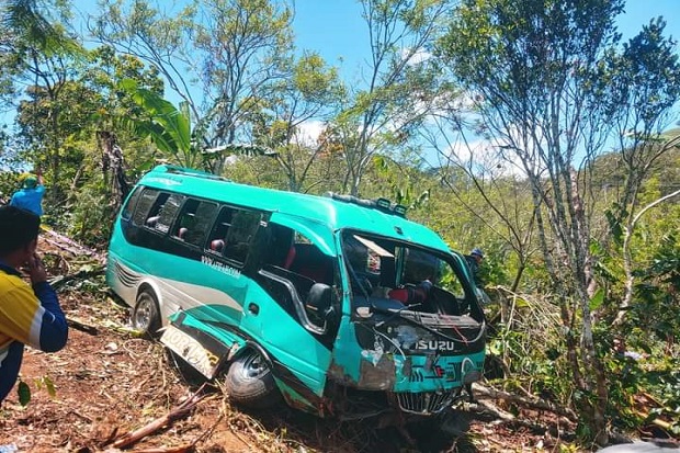 Minibus Angkut Ibu-ibu...