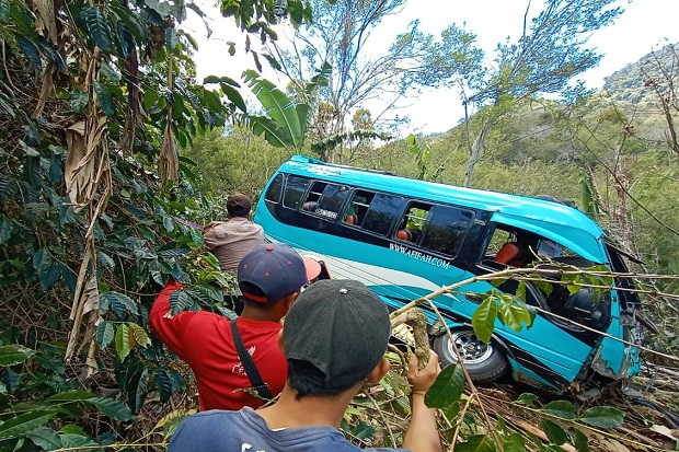 2 Tewas, Minibus yang...