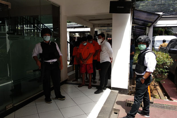 Bongkar Komplotan Home...