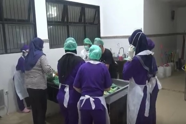 Ibu Rumah Tangga Meregang...