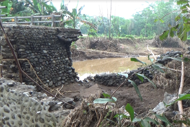 Diterjang Banjir, Jembatan...
