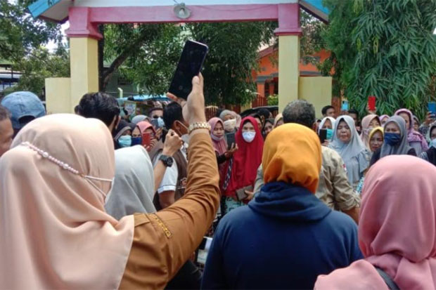Beri Dukungan, Ratusan...