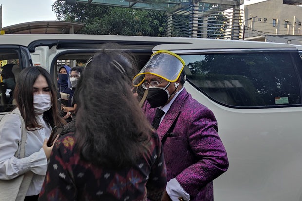 Divaksin Lagi, Hotman...