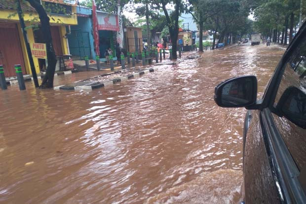 Banjir Rendam Jalan...