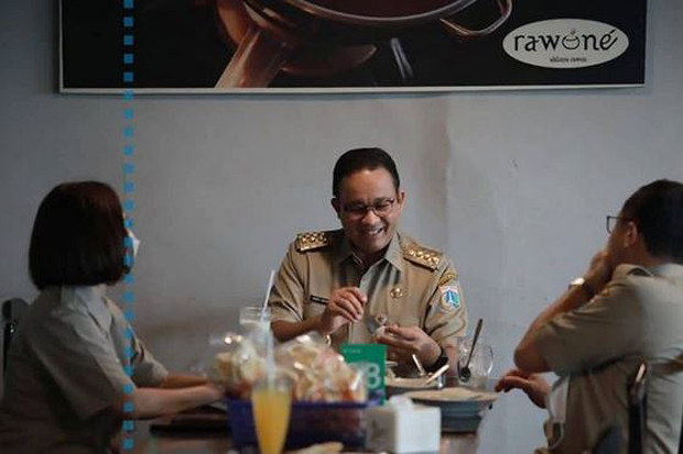 Anies Makan Rawon di...
