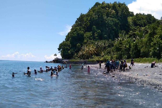 Warga Maluku Tengah...
